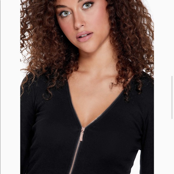 Guess Factory Red Duran Zip Front V-Neck Long Sleeve Shirt - Picture 6 of 8